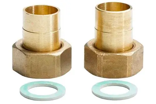 Zwei Lötanschlüsse aus Messing mit einem Abstand für eine Dichtung. Geeignet für technische Anwendungen, unter anderem von der Marke Danfoss.